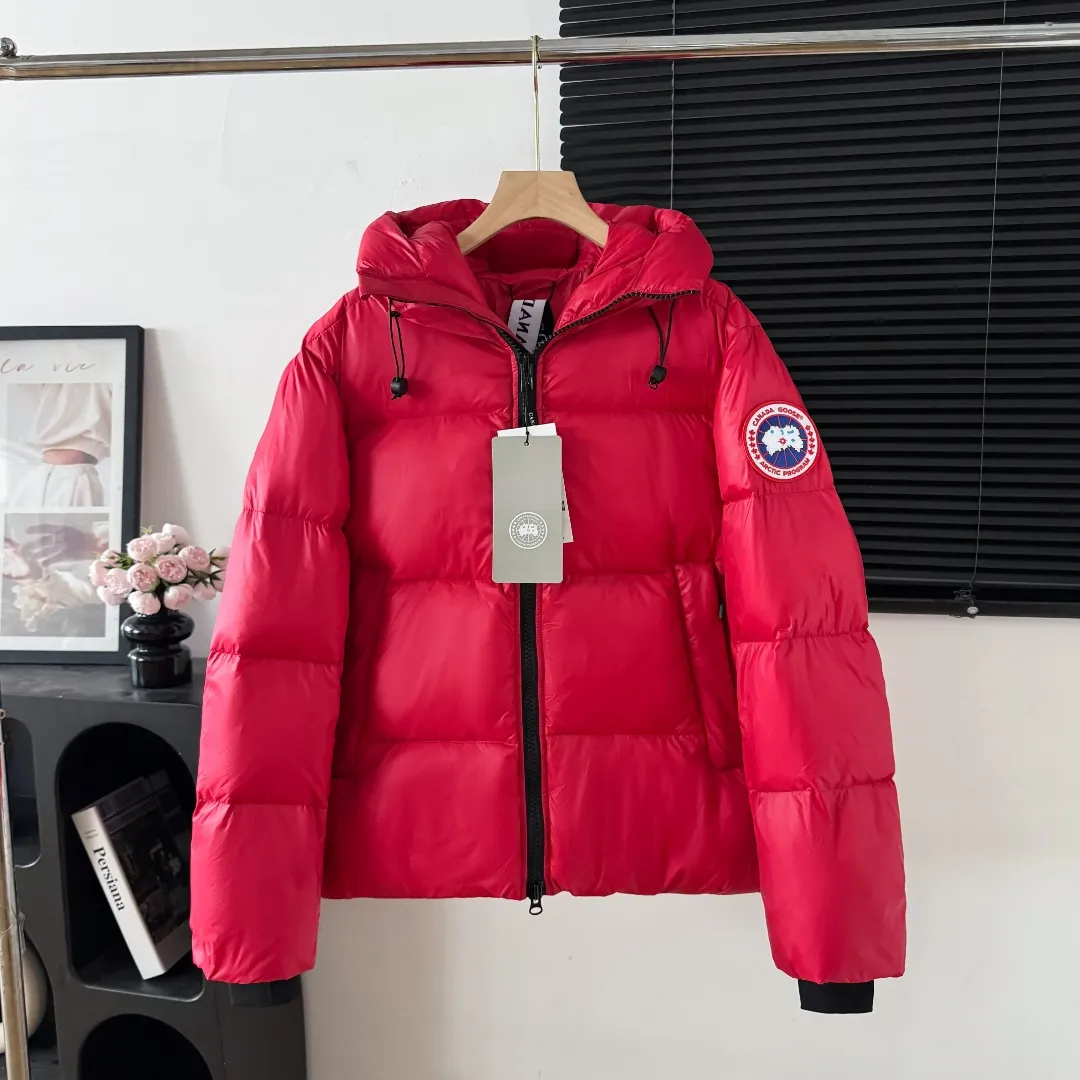 Style No.: Y 111 𝘾𝘼𝙉𝘼𝘿𝘼 𝙂𝙊𝙊𝙎𝙀/Big Goose 2252 Style 2023 Limited New Arrival Crofton Puff Down Jacket Pure Guangzhou Inspection 80 White Duck Down Filling‼ Top version, ceiling level‼ Crofton soft bread, the latest New Arrival style in 2023, has a cold protection effect of up to level 4. It uses recycled Feather-Light tear-resistant fabric, which is super Lightweight and has no weight-bearing feeling on the upper body! The unique black label highlights your temperament‼ Canada Goose, a Canadian brand, has always been recognized as the warmest down jacket. Various Instagram celebrities, Internet celebrities, and celebrities often wear it for street photos. I do Canada Goose every year, but I still can’t get rid of my love for geese. No matter how cold the winter is, there is no need to be afraid, because there are geese! Filled with 80% white duck down, Canada Goose is the legendary warmest down jacket and is known as a must-have for Arctic outdoor sports! The most popular down jacket in the world, celebrities are rushing to buy it, it is a must-have! Same Style Sizes for Men and Women: XS~XXL Color: Black Black Label Black Red Label Gray Black Label Gray Red Label Navy Blue Red